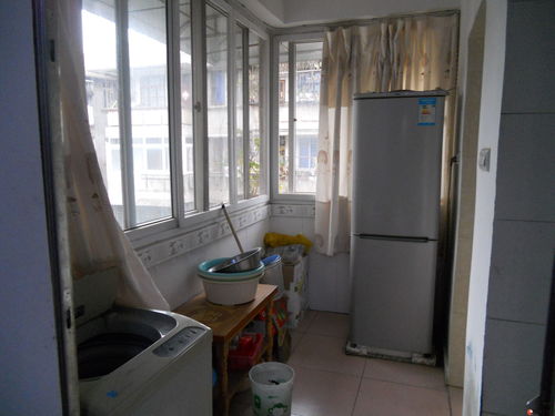 桂林市中心民主路自立小區一房一廳出租，家電家具齊全，月租750元